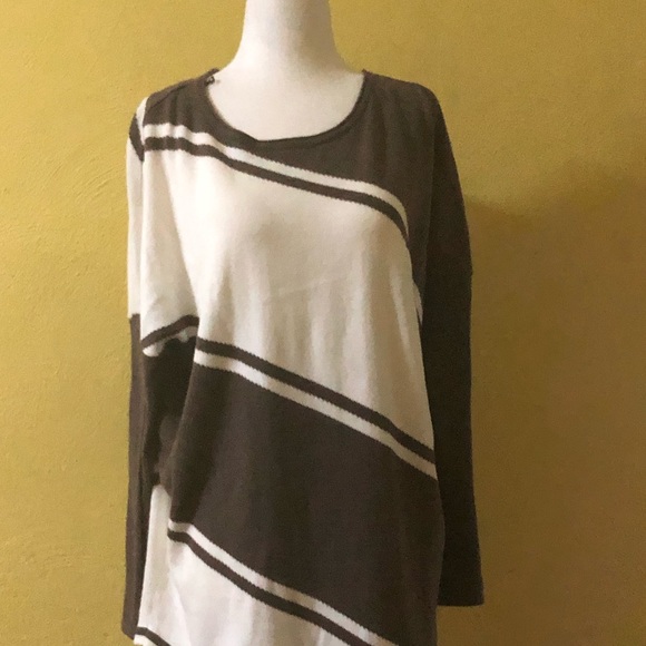 New Woman’s Marble Asymmetric Sweater NWT! - Picture 3 of 14